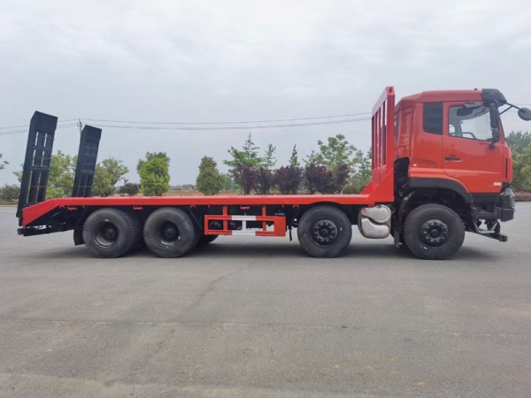 國六東風天龍前四后八平板運輸車，挖機拖車價格