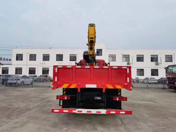 重汽豪沃8噸隨車(chē)吊